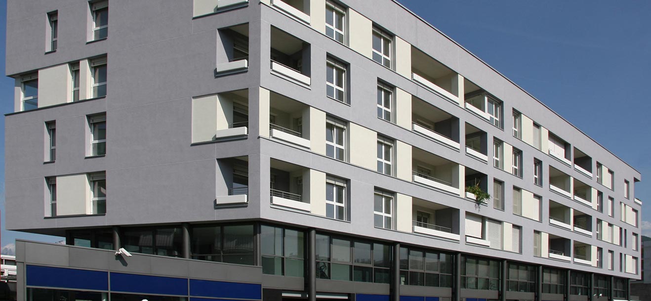 Fassade eines Wohngebäudes, das von Habitat S.p.a. im Bozner Stadtteil Firmian gebaut wurde